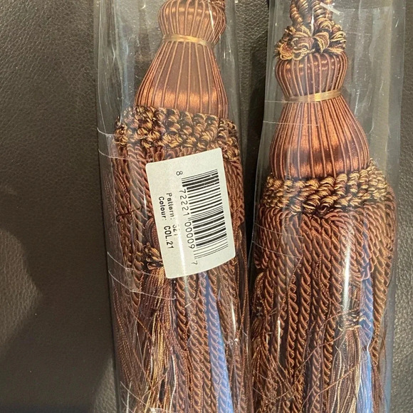 Gorgeous brown curtain holders - Picture 3 of 6